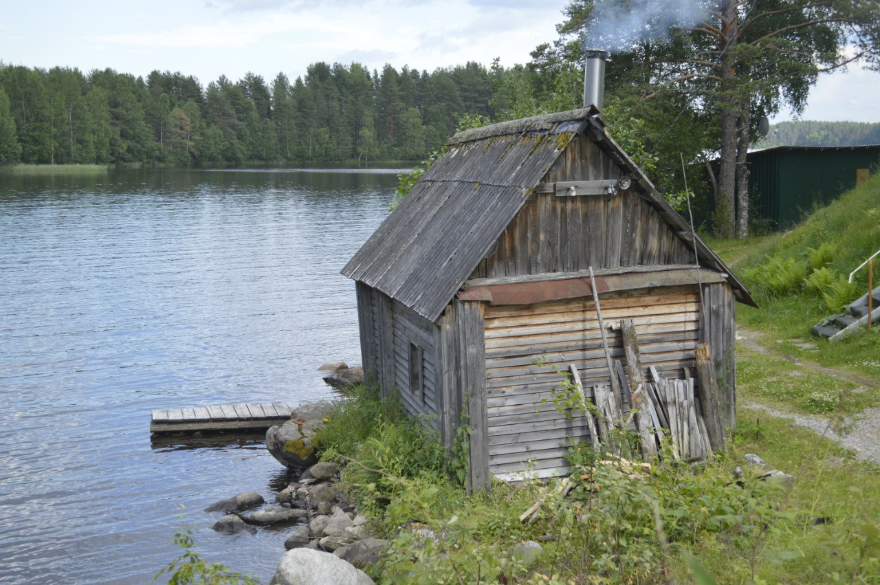Рыбацкий домик на берегу озера